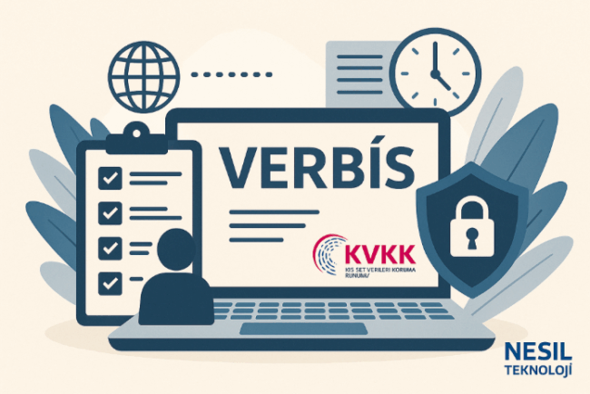 Açık mavi bir arka plan üzerinde, VERBİS (Veri Sorumluları Sicili Bilgi Sistemi) kaydını temsil eden bir illüstrasyon. Merkezde dizüstü bilgisayar ekranında VERBİS başlığı ve KVKK logosu görülüyor. Bilgisayarın yanında üzerinde onay işaretleri olan bir kontrol listesi, üstte dünya simgesi ve saat yer alıyor. Sağda ise veri güvenliğini simgeleyen kilitli bir kalkan bulunuyor. En altta NESİL TEKNOLOJİ logosu yer almaktadır.