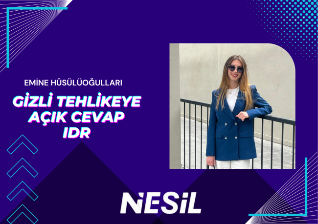 Karanlık bir ortamda parlayan bir ampul, gizli tehlikelere karşı bulunan açık bir cevabı ve aydınlanmayı sembolize ediyor.