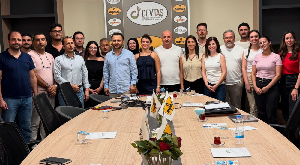 Devtaş Group çalışanlarının Nesil Teknoloji danışmanlığında tamamladığı KVKK eğitimi sonrası grup fotoğrafı