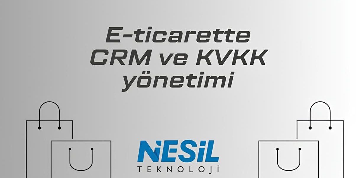 E-ticarette CRM ve KVKK Yönetimi Açık gri tonlarında, minimalist bir sunum slaytı. Ortada italik ve büyük harflerle "E-ticarette CRM ve KVKK yönetimi" yazıyor. Yazının altında Nesil Teknoloji logosu bulunuyor. Slaytın alt kısmında ise e-ticareti simgeleyen iki grup basit çizim alışveriş çantası yer alıyor.