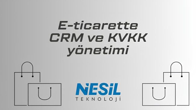 Açık gri tonlarında, minimalist bir sunum slaytı. Ortada italik ve büyük harflerle "E-ticarette CRM ve KVKK yönetimi" yazıyor. Yazının altında Nesil Teknoloji logosu bulunuyor. Slaytın alt kısmında ise e-ticareti simgeleyen iki grup basit çizim alışveriş çantası yer alıyor.