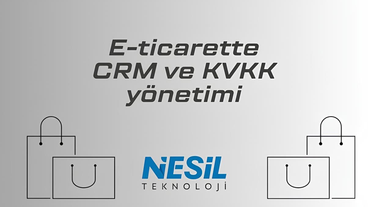 Açık gri tonlarında, minimalist bir sunum slaytı. Ortada italik ve büyük harflerle "E-ticarette CRM ve KVKK yönetimi" yazıyor. Yazının altında Nesil Teknoloji logosu bulunuyor. Slaytın alt kısmında ise e-ticareti simgeleyen iki grup basit çizim alışveriş çantası yer alıyor.
