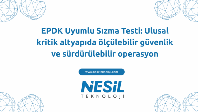 Beyaz bir arka plan üzerinde, üstte ve altta açık mavi renkte geometrik kafes şekilleri bulunan bir sunum slaytı. Slaytın ana metni, EPDK Uyumlu Sızma Testi konusunu ele alıyor ve ulusal kritik altyapılar için ölçülebilir güvenlik ve sürdürülebilir operasyona odaklanıyor.