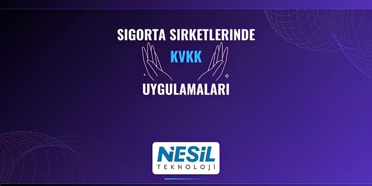 Sigorta Şirketlerinde KVKK Uygulamaları Koyu mor-mavi bir gradyan arka planı olan profesyonel bir sunum slaytı. Slaytın ortasında büyük harflerle "SİGORTA ŞİRKETLERİNDE KVKK UYGULAMALARI" yazıyor. Bu metnin üzerinde, korumayı simgeleyen iki soyut el çizimi bulunuyor.