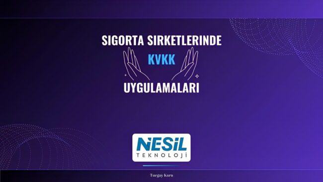 Koyu mor-mavi bir gradyan arka planı olan profesyonel bir sunum slaytı. Slaytın ortasında büyük harflerle "SİGORTA ŞİRKETLERİNDE KVKK UYGULAMALARI" yazıyor. Bu metnin üzerinde, korumayı simgeleyen iki soyut el çizimi bulunuyor.