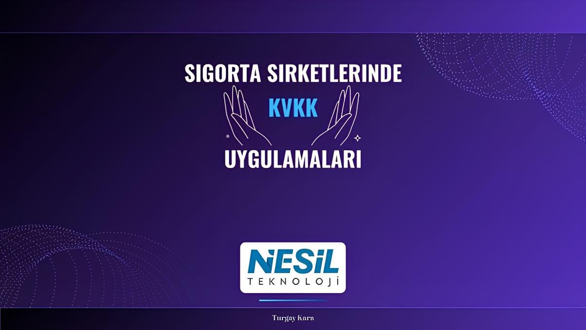 Koyu mor-mavi bir gradyan arka planı olan profesyonel bir sunum slaytı. Slaytın ortasında büyük harflerle "SİGORTA ŞİRKETLERİNDE KVKK UYGULAMALARI" yazıyor. Bu metnin üzerinde, korumayı simgeleyen iki soyut el çizimi bulunuyor.