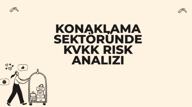 Açık krem/bej renkli bir sunum slaytı. Ortada kalın, siyah harflerle KONAKLAMA SEKTÖRÜNDE KVKK RİSK ANALİZİ başlığı yazıyor. Slaytın sol alt köşesinde bavulları taşıyan bir bagaj arabasını iten bir otel görevlisi illüstrasyonu ve sosyal medya etkileşimlerini simgeleyen çizimler bulunuyor. Üst köşelerde ise iki adet anahtar çizimi yer alıyor.