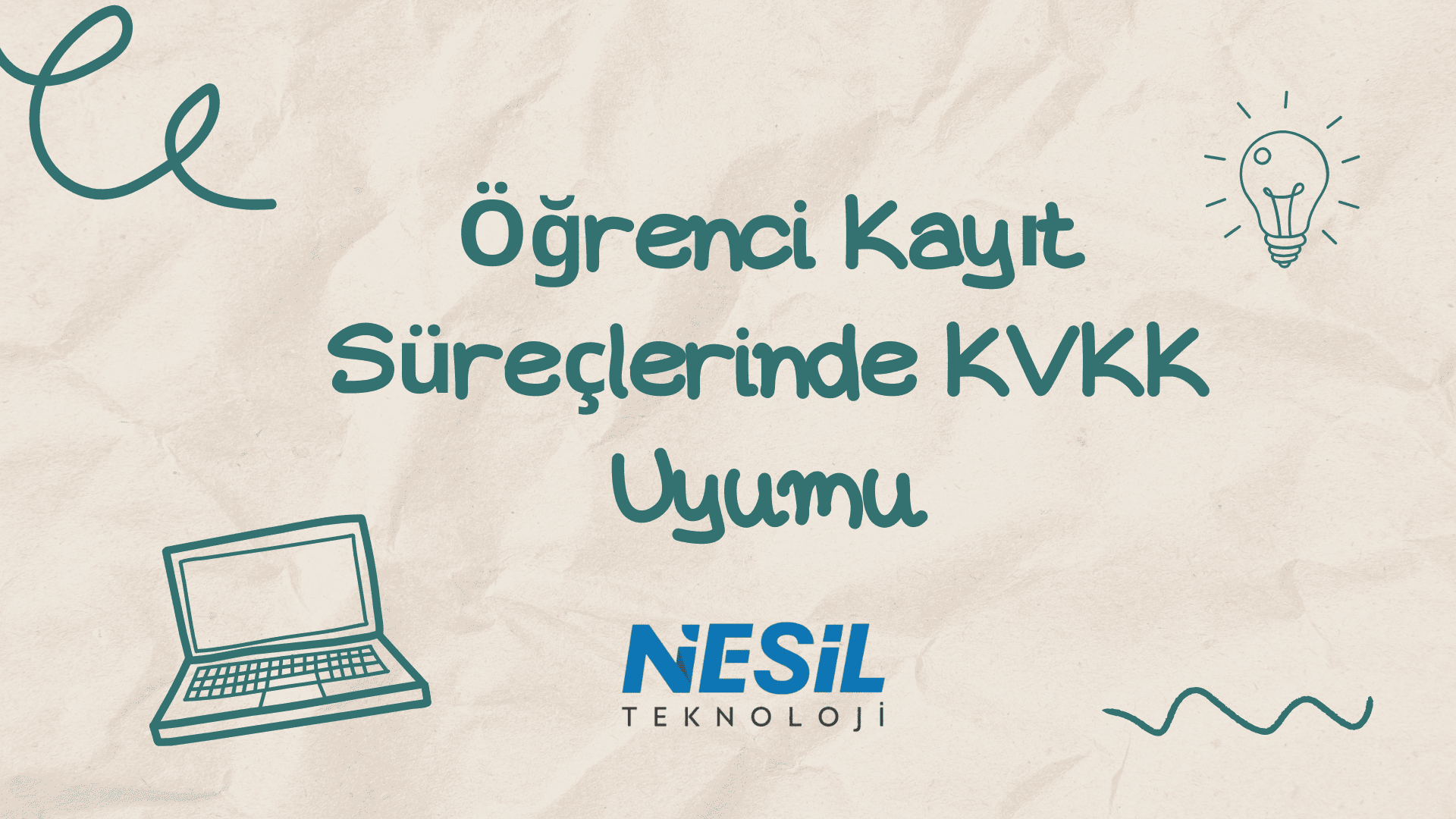 Buruk, eski kâğıt dokusunu andıran bej bir arka plana sahip, el çizimi tarzında bir sunum slaytı. Slaytın ortasında yeşil renkte el yazısı fontuyla Öğrenci Kayıt Süreçlerinde KVKK Uyumu yazısı yer alıyor. Slaytta ayrıca bir dizüstü bilgisayar ve fikir/aydınlanma simgesi olarak bir ampul çizimi bulunuyor. Alt kısımda NESİL TEKNOLOJİ logosu yer almaktadır.