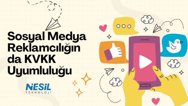Açık sarı zeminli, el çizimi tarzında, sosyal medya ve reklamcılık temalı bir sunum slaytı. Slaytın sağ tarafında akıllı telefon tutan bir el figürü ve etrafında kalp, beğeni, mesaj balonu ve kuş (Twitter) simgeleri gibi sosyal medya ikonları yer alıyor. Sol tarafta ise Sosyal Medya Reklamcılığında KVKK Uyumluluğu başlığı ve NESİL TEKNOLOJİ logosu bulunuyor.