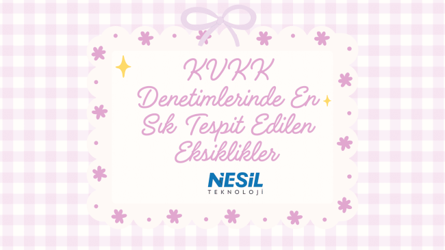 KVKK Denetimlerinde En Sık Tespit Edilen Eksiklikler (1) Pembe kareli zemin üzerinde, çiçeklerle süslenmiş beyaz dekoratif bir alan içinde el yazısı stilinde başlık yer alıyor. En üstte küçük bir fiyonk illüstrasyonu ve yıldız efektleri bulunuyor.