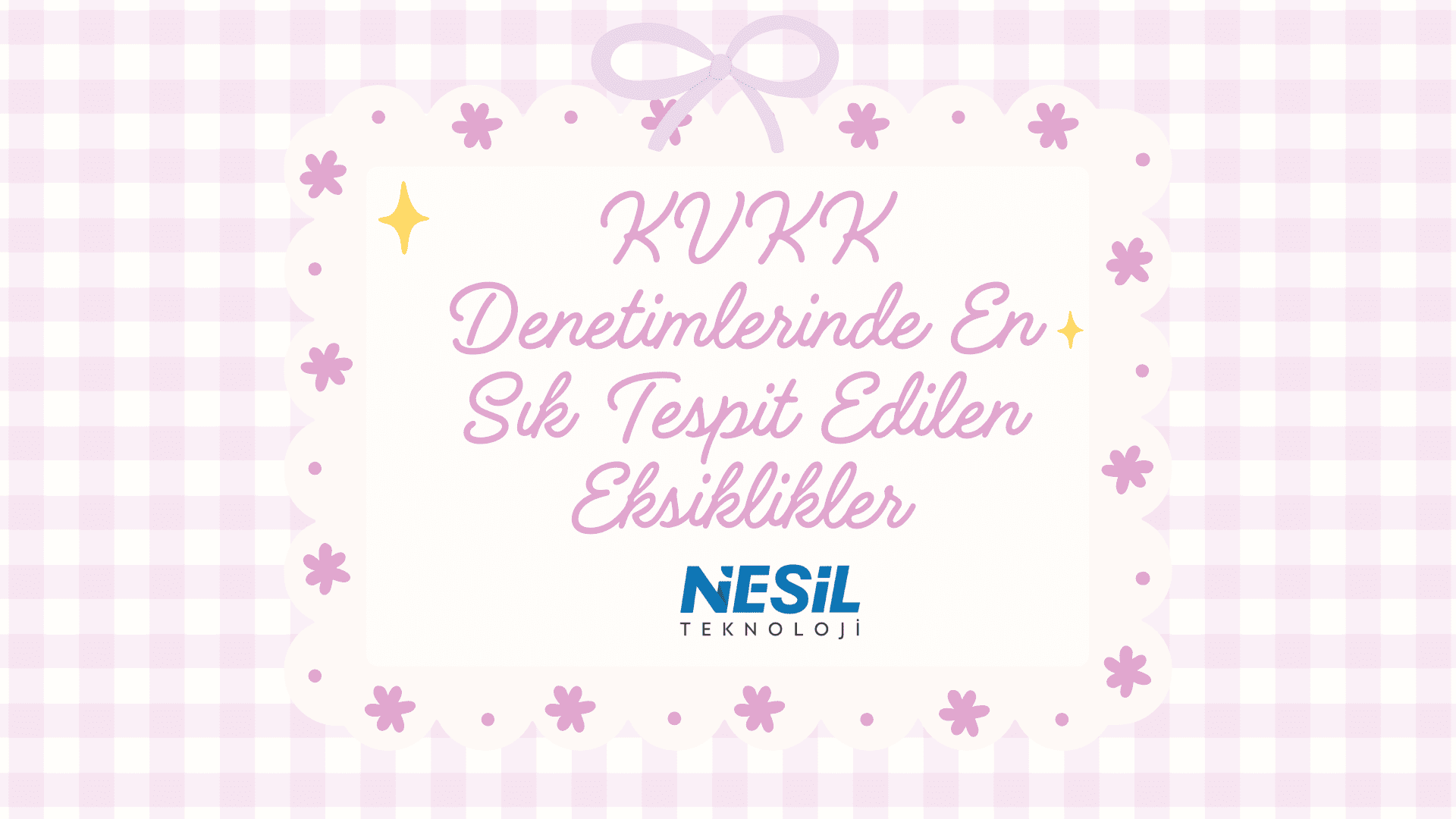 Pembe kareli zemin üzerinde, çiçeklerle süslenmiş beyaz dekoratif bir alan içinde el yazısı stilinde başlık yer alıyor. En üstte küçük bir fiyonk illüstrasyonu ve yıldız efektleri bulunuyor.