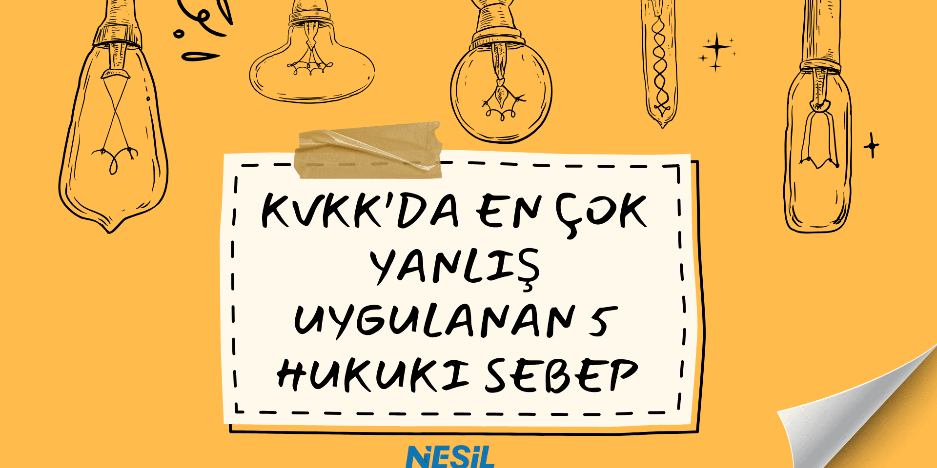 KVKK’da En Çok Yanlış Uygulanan 5 Hukuki Sebep Sarı zemin üzerinde el çizimi farklı tipte ampul illüstrasyonları bulunan slayt. Merkezde, üzerine kâğıt bant yapıştırılmış beyaz bir kâğıt görünümü içinde el yazısıyla başlık yer alıyor. Sağ alt köşesi kıvrılmış bir kâğıt efekti içeriyor.