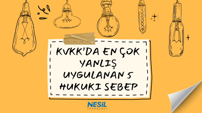 KVKK’da En Çok Yanlış Uygulanan 5 Hukuki Sebep Sarı zemin üzerinde el çizimi farklı tipte ampul illüstrasyonları bulunan slayt. Merkezde, üzerine kâğıt bant yapıştırılmış beyaz bir kâğıt görünümü içinde el yazısıyla başlık yer alıyor. Sağ alt köşesi kıvrılmış bir kâğıt efekti içeriyor.