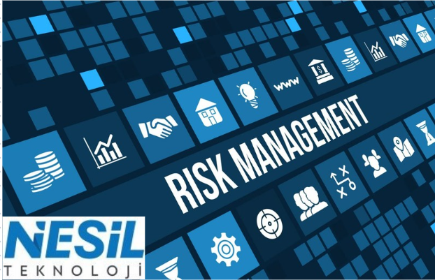 Lacivert ve mavi tonlarında teknolojik kare desenler üzerinde "RISK MANAGEMENT" yazısı ve çeşitli iş simgeleri. Sol alt köşede "Nesil Teknoloji" logosu bulunmaktadır.