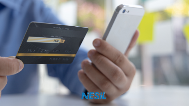RFID ve NFC Relay Attack RFID ve NFC teknolojilerine yönelik gerçekleştirilen bir "Relay Attack" (Röle Saldırısı) düzeneğini temsil eden açıklayıcı görsel.